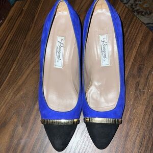 Rangoni of Italy color block heels 7.5 blue & black with golden metallic trim.